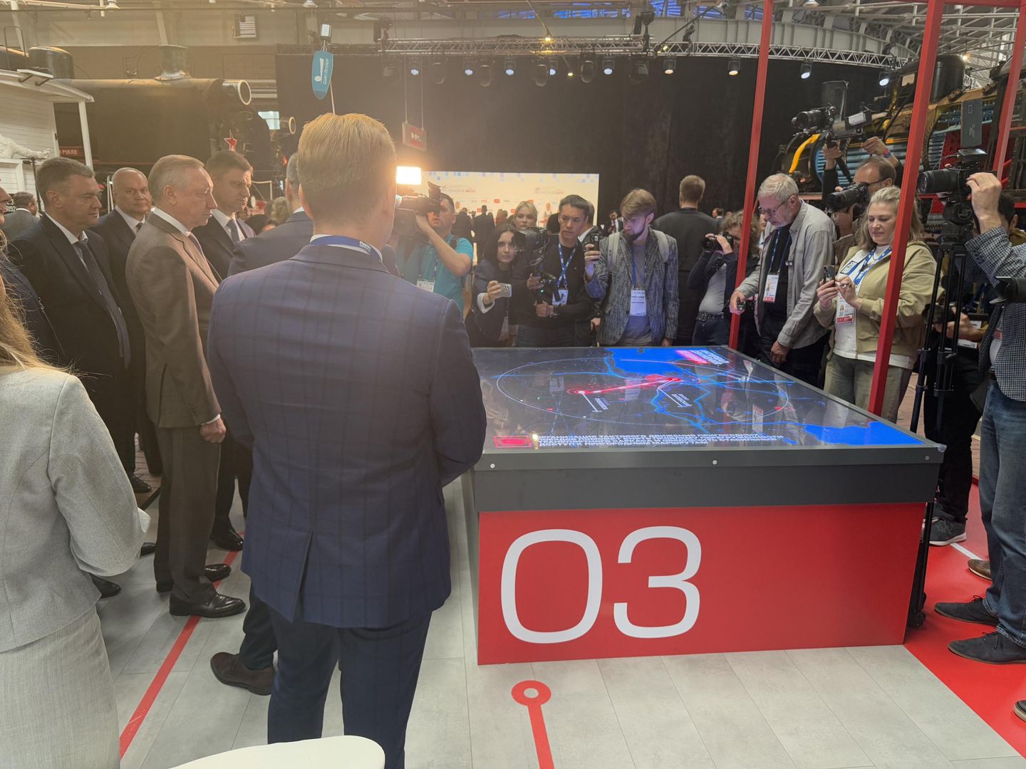 The mayor stopped at the booth and listened to the LED display tech talking